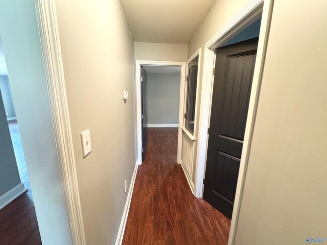 Building Photo - 105 Oak Shade Dr