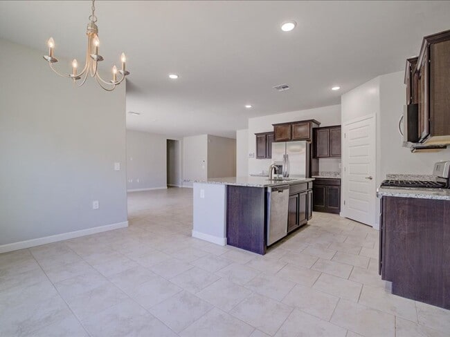 Building Photo - Corona de Tucson 4 Bedroom 2 Bathroom