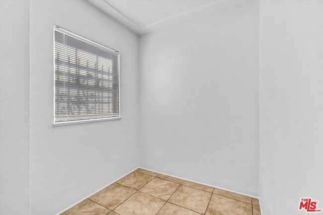 Building Photo - 820 S Grevillea Ave