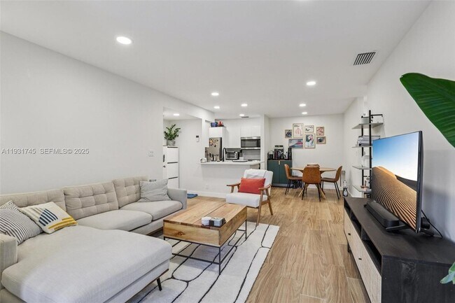 Building Photo - 2926 S University Dr