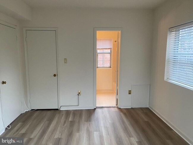 Building Photo - 1816 Queens Ln