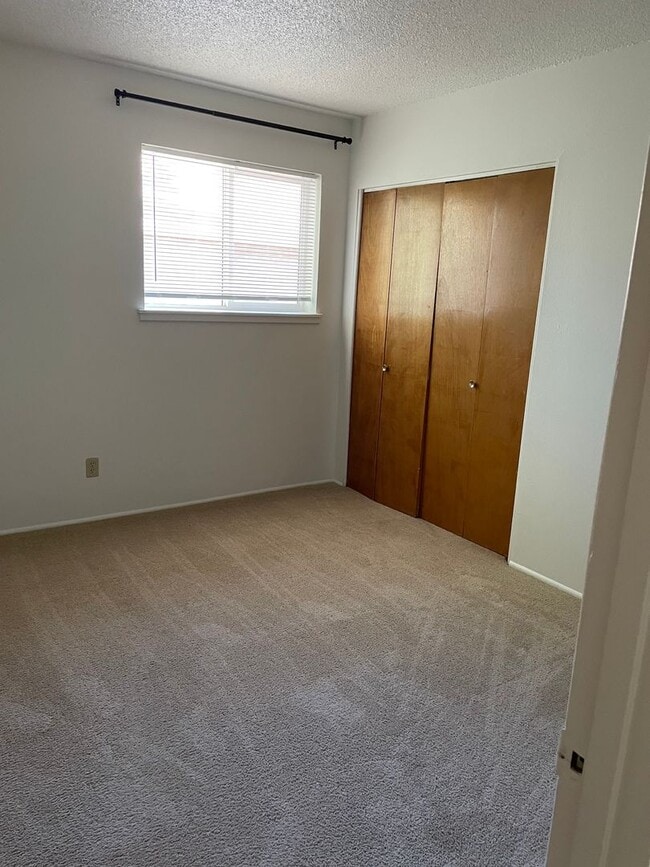 Building Photo - 329 W Oak Ave