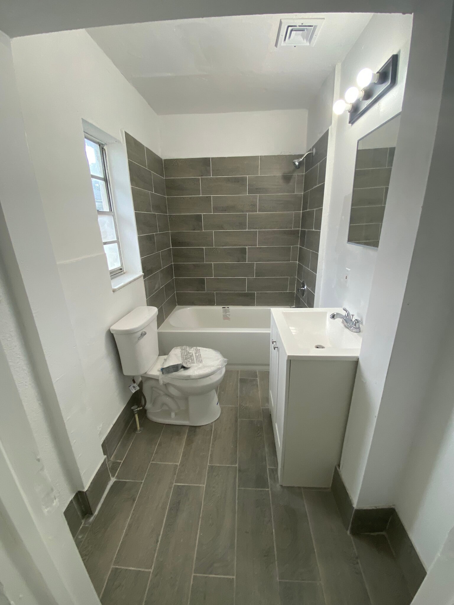 Master bathroom - 264 NW 10th St