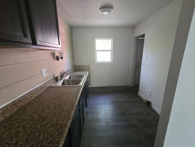 Building Photo - 3 bed 1 bath house w/ fenced in yard