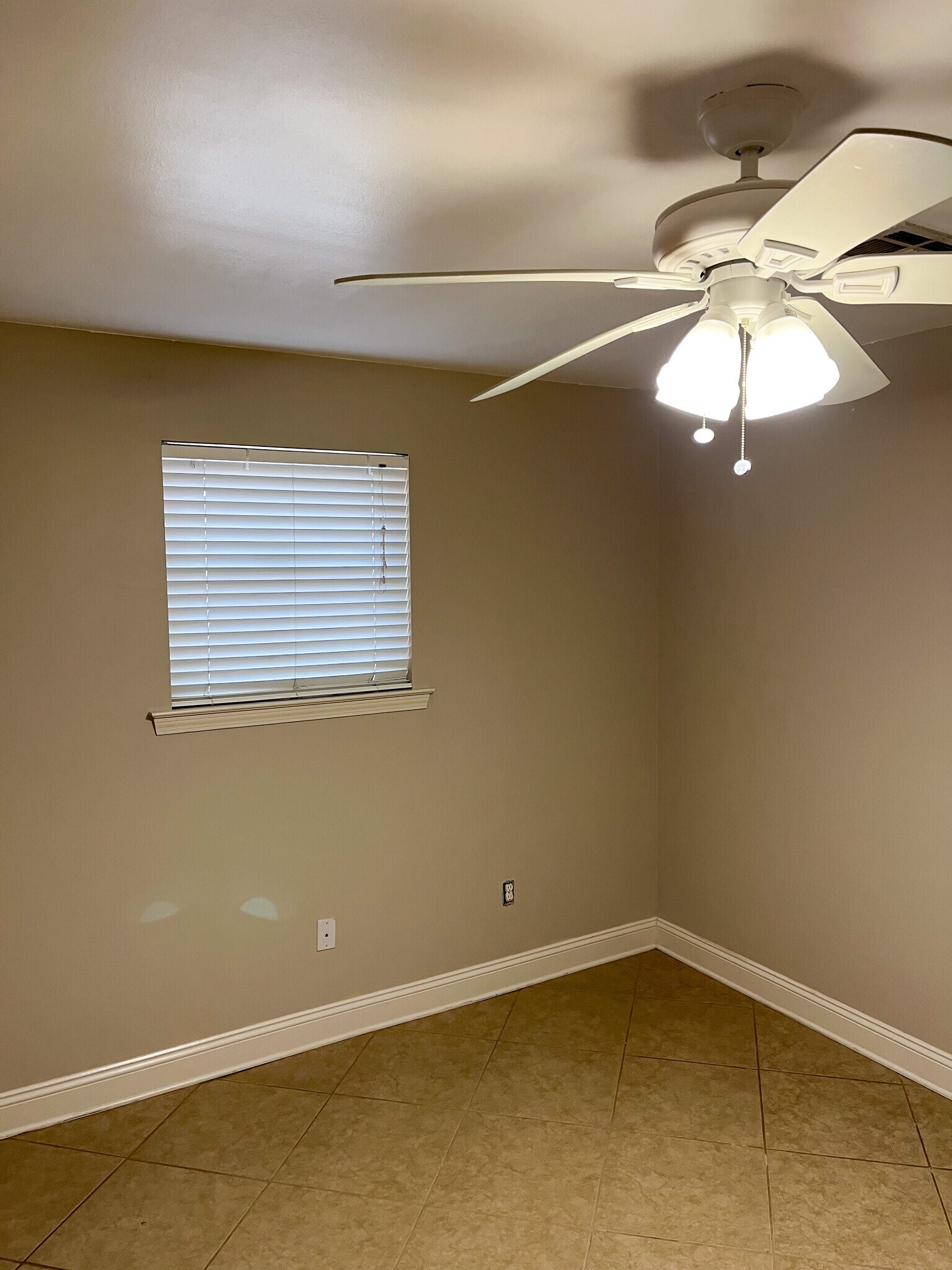 Building Photo - 3604 Pakenham Dr