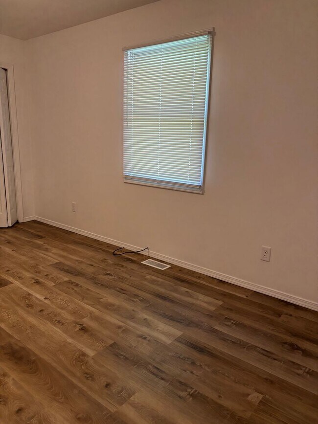 Building Photo - Country Club Duplex