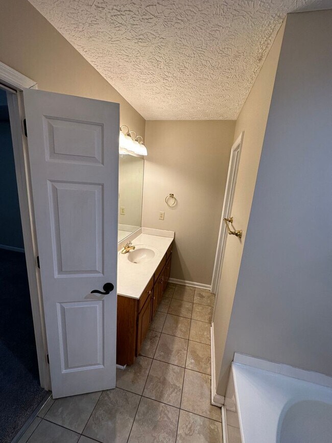 Building Photo - For Lease - 3 Beds, 2 Baths, 2000 SqFt home in N. Mt Juliet