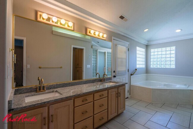 Building Photo - Spacious 6 Bedroom Home with a Balcony!