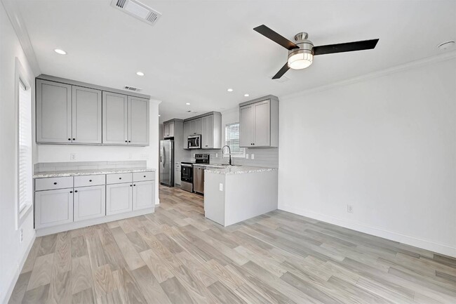 Building Photo - 2320 Bee Ridge Rd