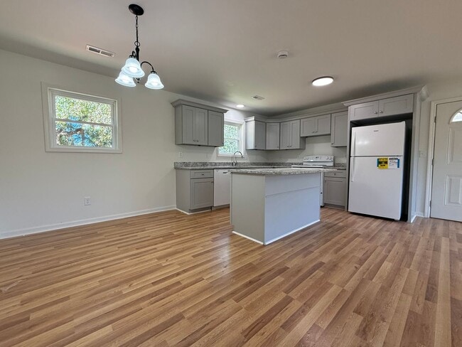 Building Photo - 3 bed/2 bath rental in Norwood