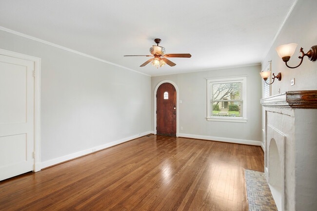 Building Photo - 5924 La Vista Dr