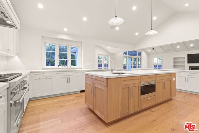 Building Photo - 17620 Camino De Yatasto