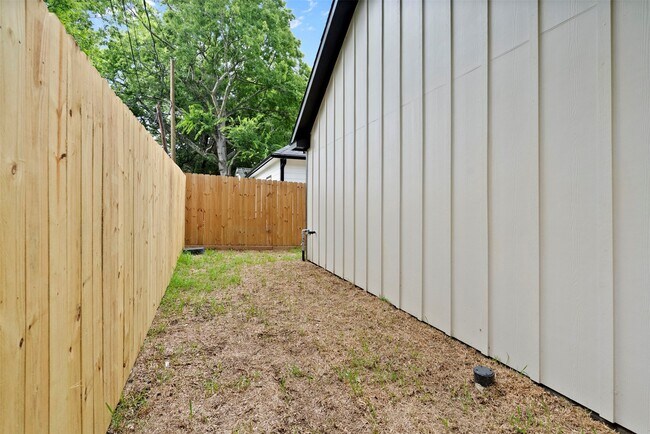Building Photo - 11763 White Cedar St