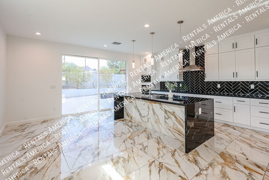 Building Photo - 347 E La Mirada Dr