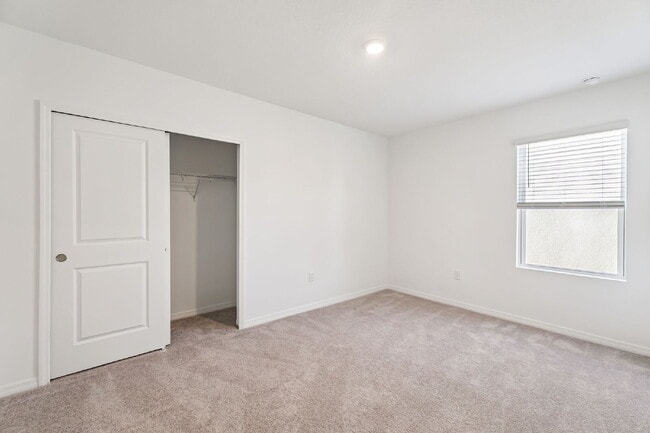 Building Photo - Spacious 4 Bedroom Retreat with 3 Full Baths in Charming Edgewater, FL!