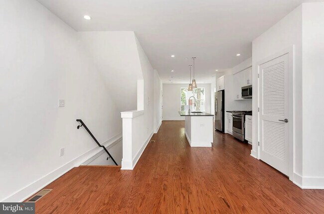 Building Photo - 1905 E Hagert St