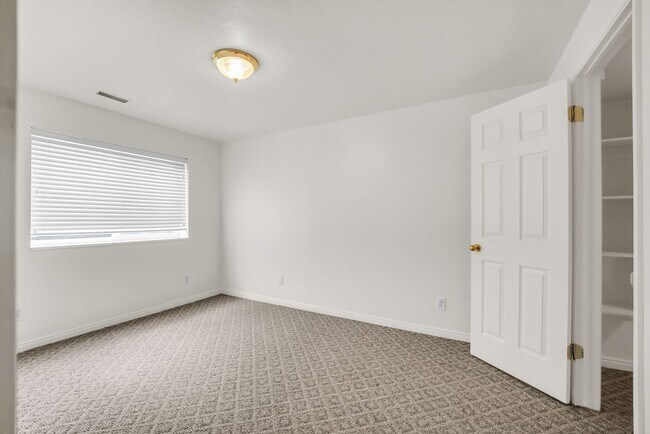 Building Photo - Spacious 7 Bed Kaysville Home with Two Kitchens