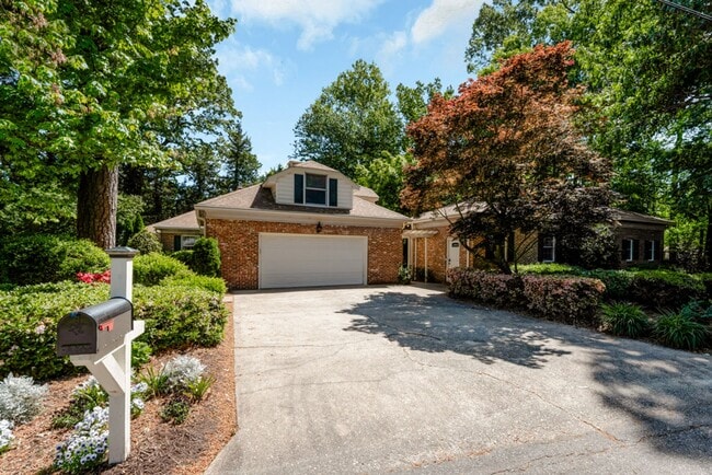 Building Photo - A rare estate-style rental in Thoroughgood