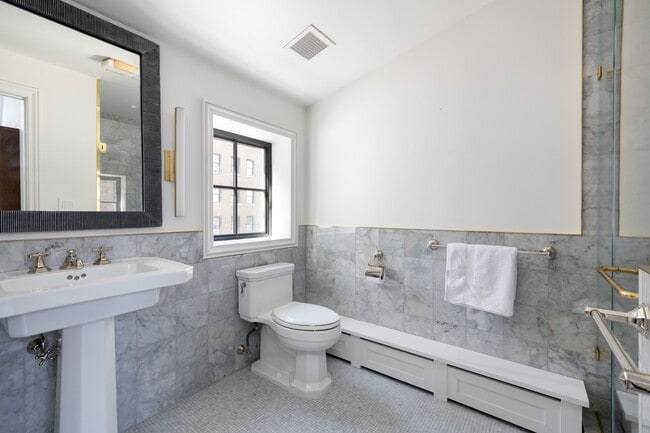 Building Photo - 241 E 48th St