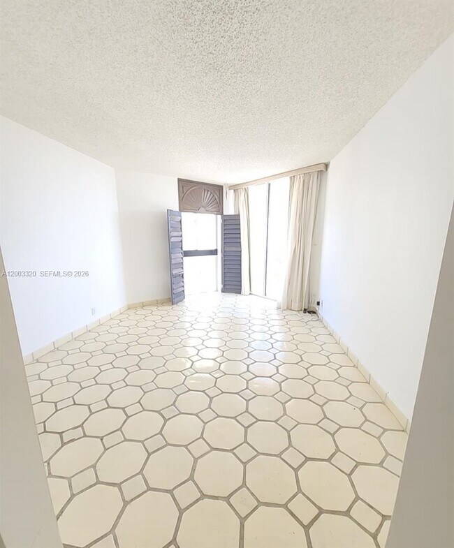 Building Photo - 20185 E Country Club Dr
