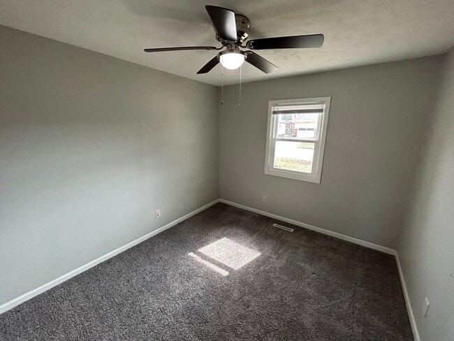 Building Photo - 3 Bedroom, 1 Bathroom Home!