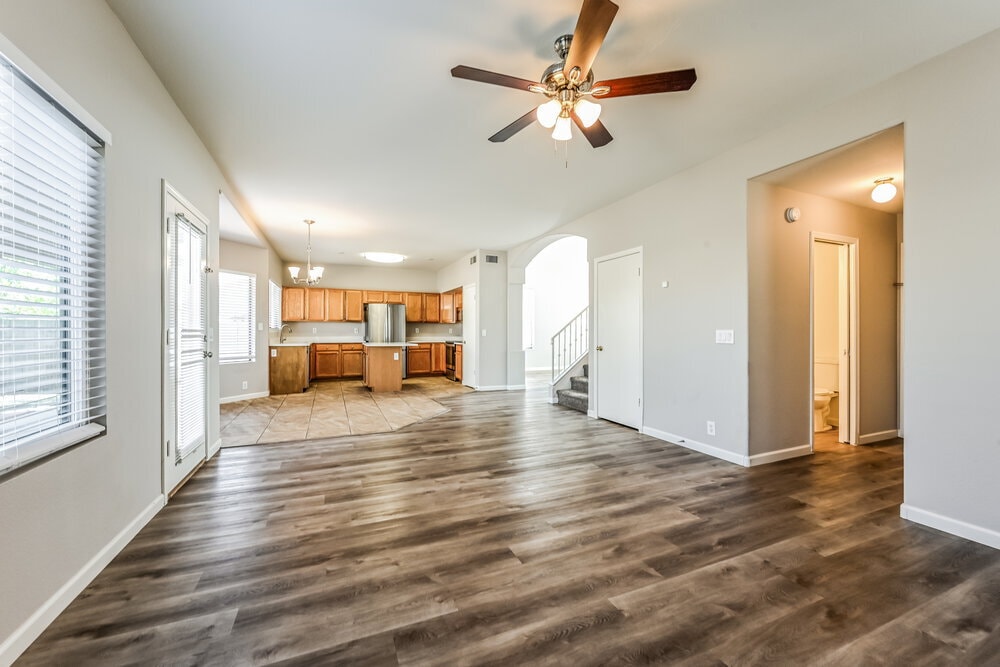 Building Photo - 2110 E Behrend Dr