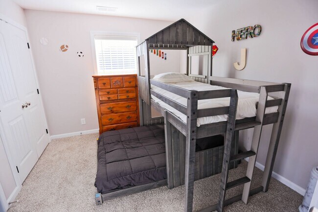 Building Photo - Beautiful Clarksville Rental