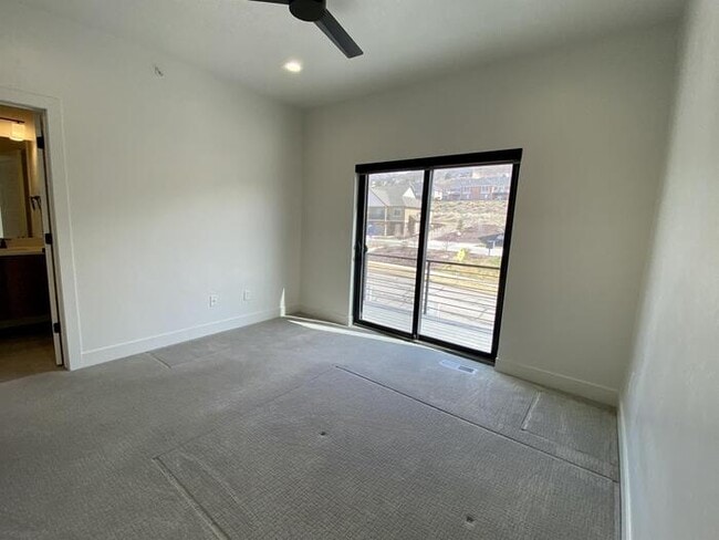 Building Photo - Draper townhome with VIEWS!