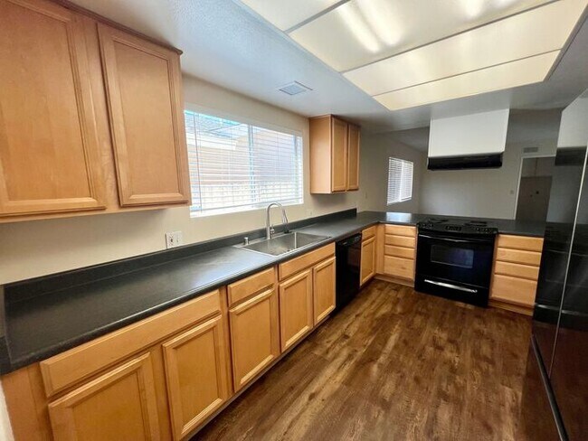 Building Photo - Welcome to your new home in the heart of Pacific Beach!