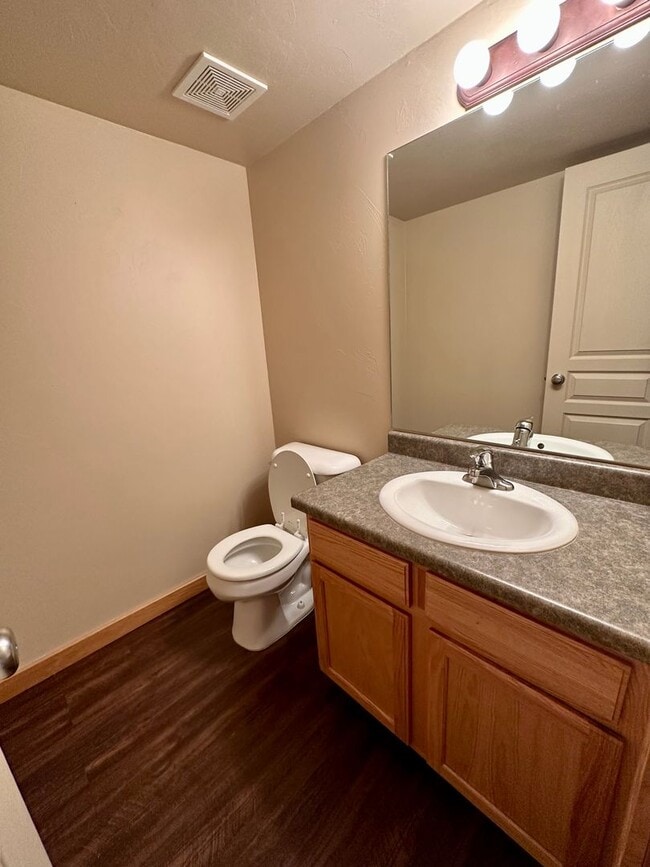 Building Photo - Spacious & Updated Townhome in Broadwater ...