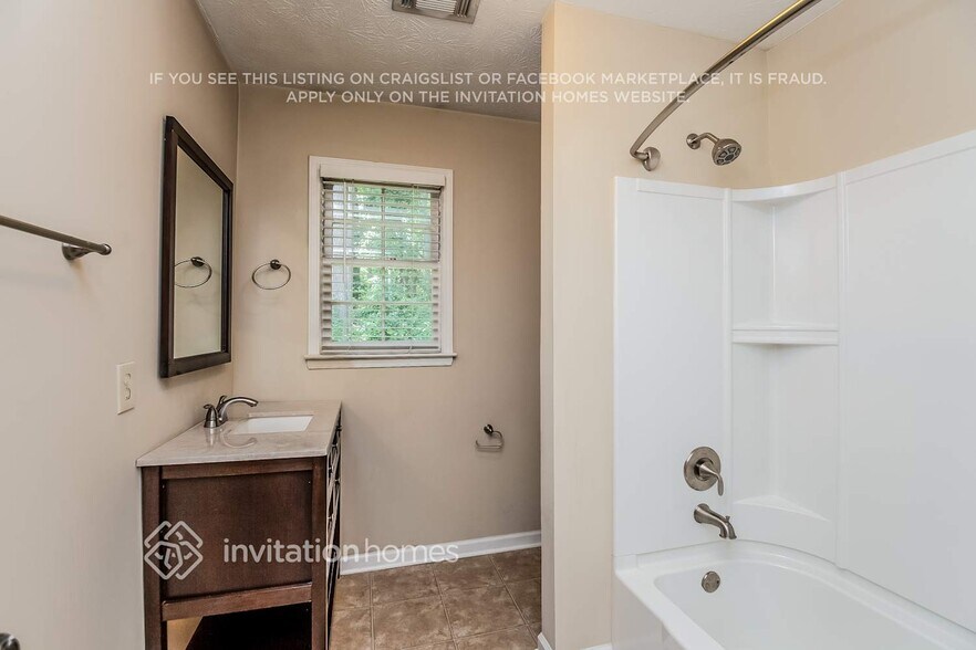 Building Photo - 2710 Old Ivy Ct NE