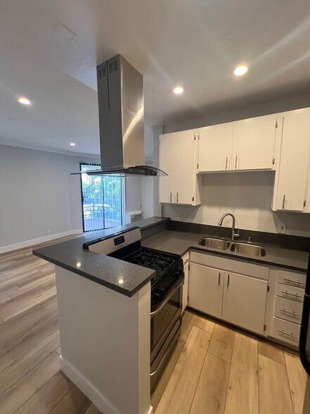 Building Photo - 2107 N Beachwood Dr