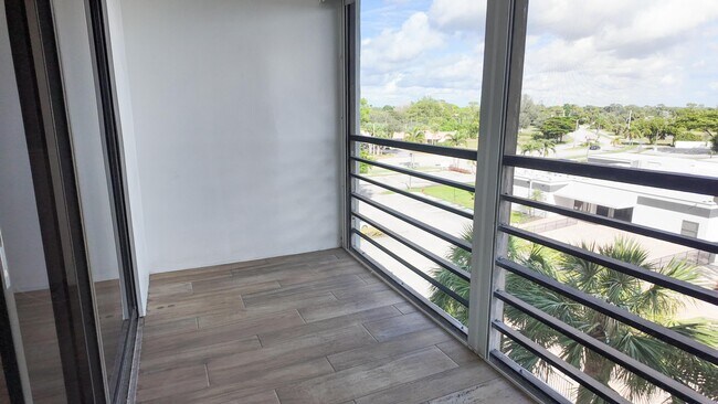 Building Photo - 4640 Lucerne Lakes Blvd W