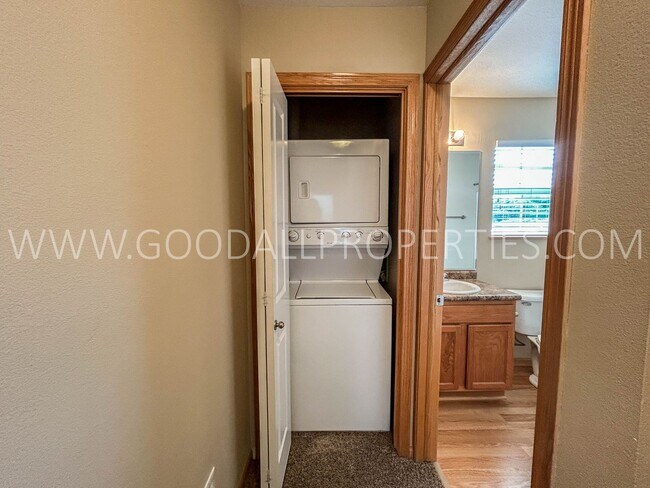 Building Photo - 2 Bedroom, 2.5 Bath Townhome in Urbandale