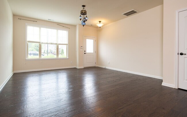 Building Photo - 2 Bedroom, 2.5 Bath Townhome w/ Loft and S...