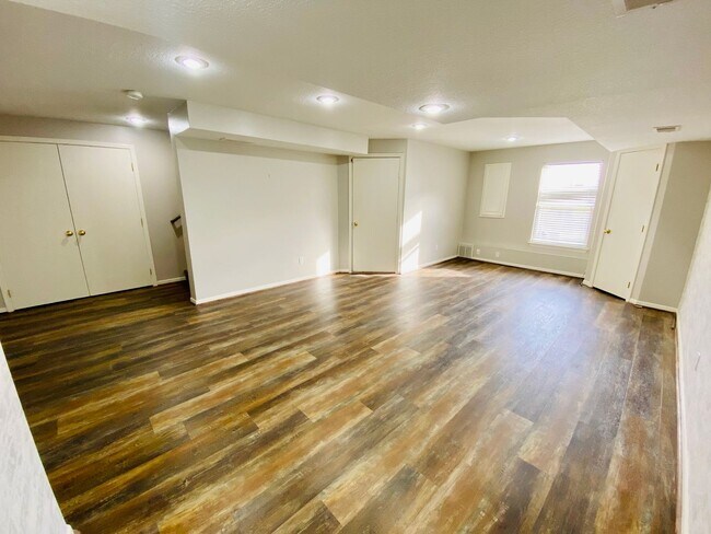 Building Photo - {12337} Spacious Stone Creek Village Townhouse + All Appliances Included + Lawn Care Included + 1...