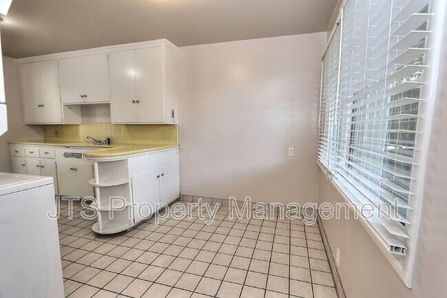 Building Photo - 3109-3111 Hampshire Drive