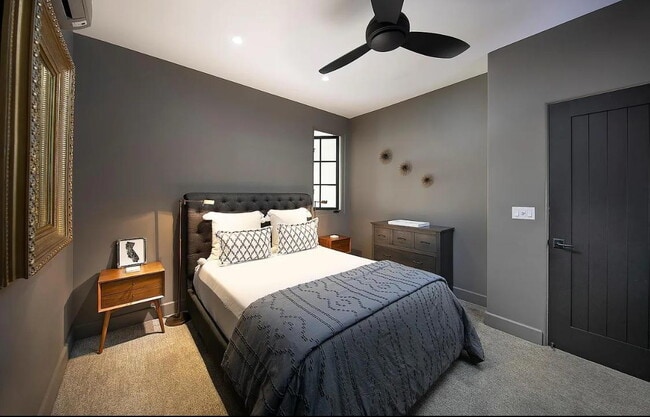 Building Photo - "Charming 1-Bed Retreat with Hardwood Eleg...