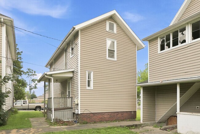 Building Photo - 1211 Emily St