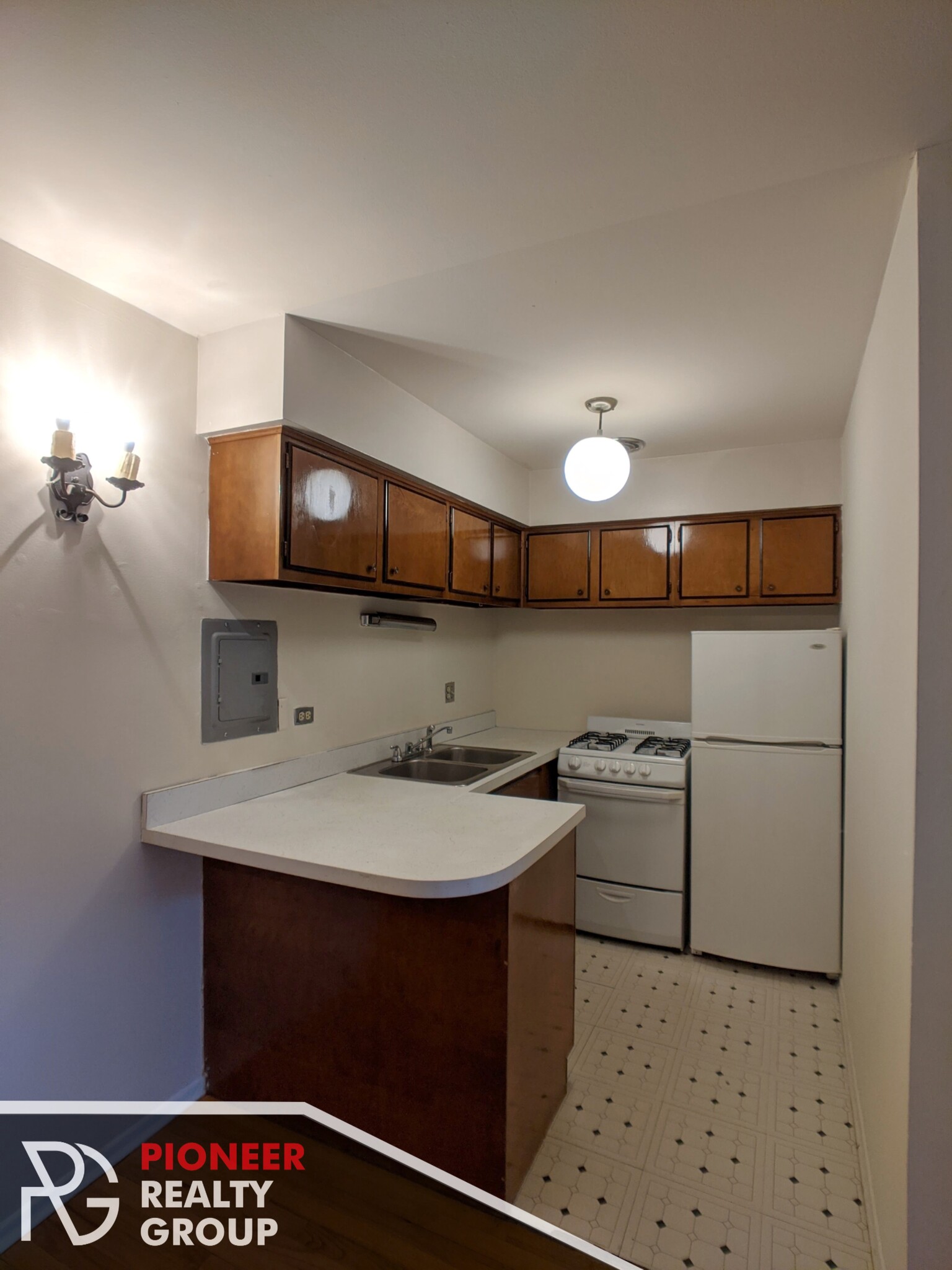 Building Photo - 671 W Wrightwood Ave