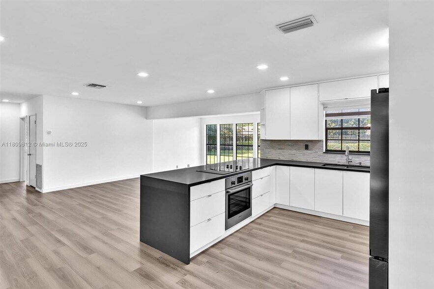 Building Photo - 418 S 57th Way
