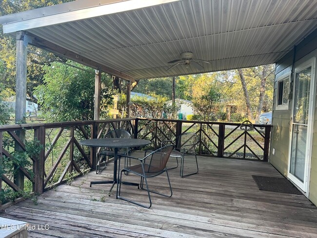 Building Photo - 285 Venetian Gardens