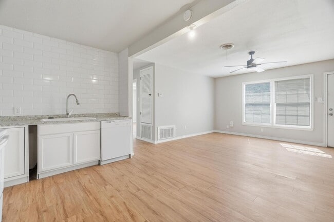 Building Photo - 2034 Collins Ave