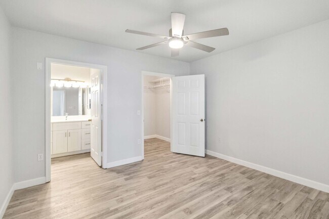 Building Photo - Fully updated 2/2 unit available now for a...