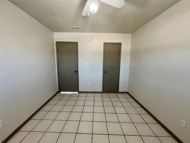 Building Photo - 1042 W Village Ct