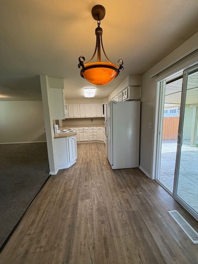 Building Photo - 3 Bedroom 1.25 Bath with 2 car garage