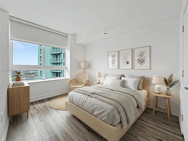 Building Photo - 1900 N Bayshore Dr