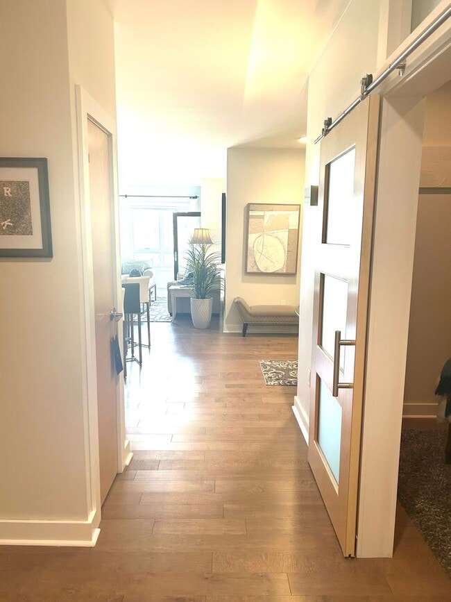 Building Photo - Gorgeous Fully Furnished 2BR/1BA Condo Ava...