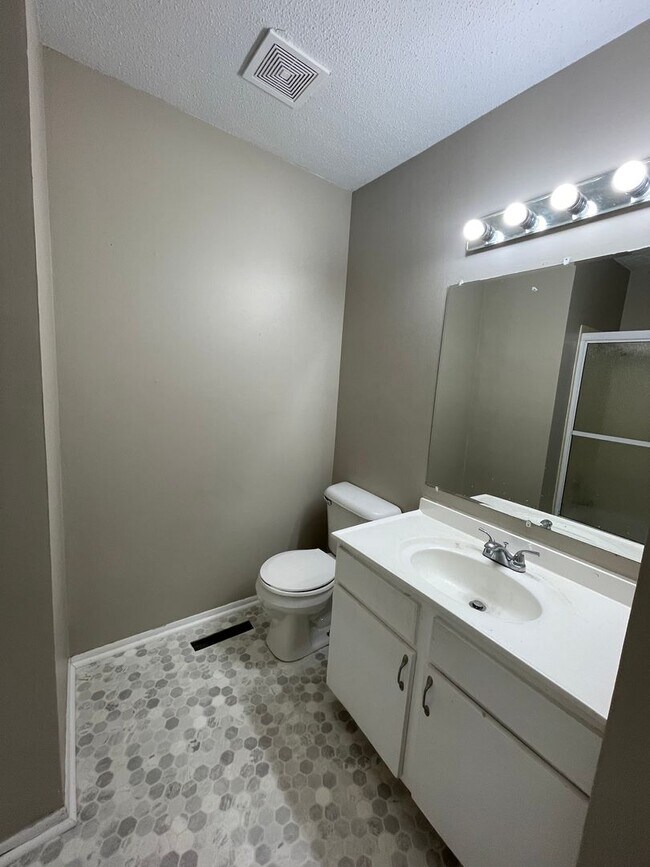 Building Photo - 16110 Hickory St