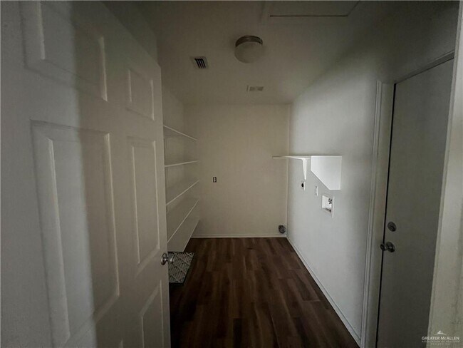 Building Photo - 20 W Figueroa St